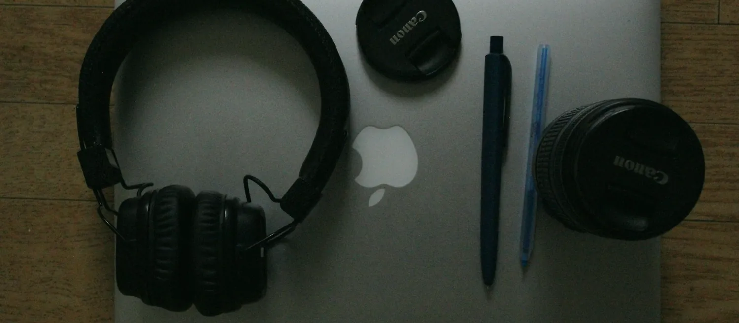 Casque audio posé sur un bureau près d’un ordinateur