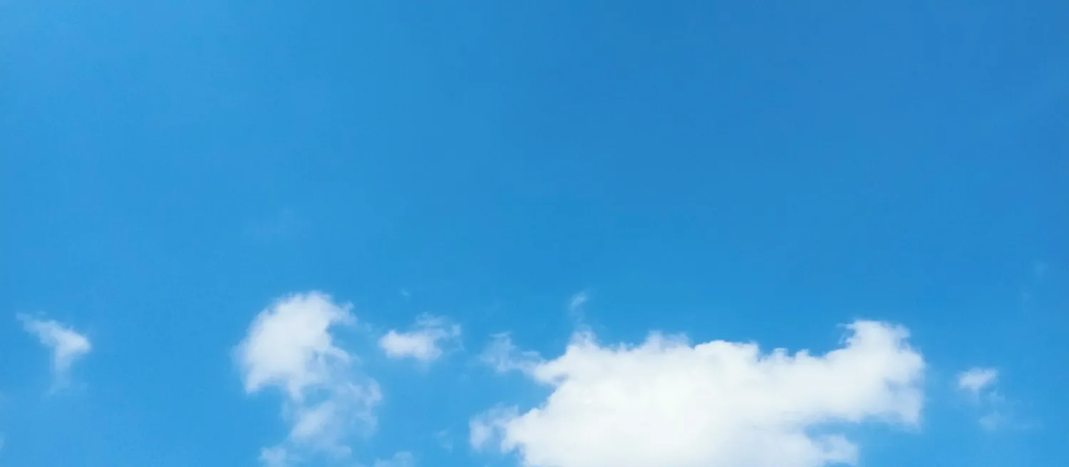 Ciel bleu parsemé de petits nuages