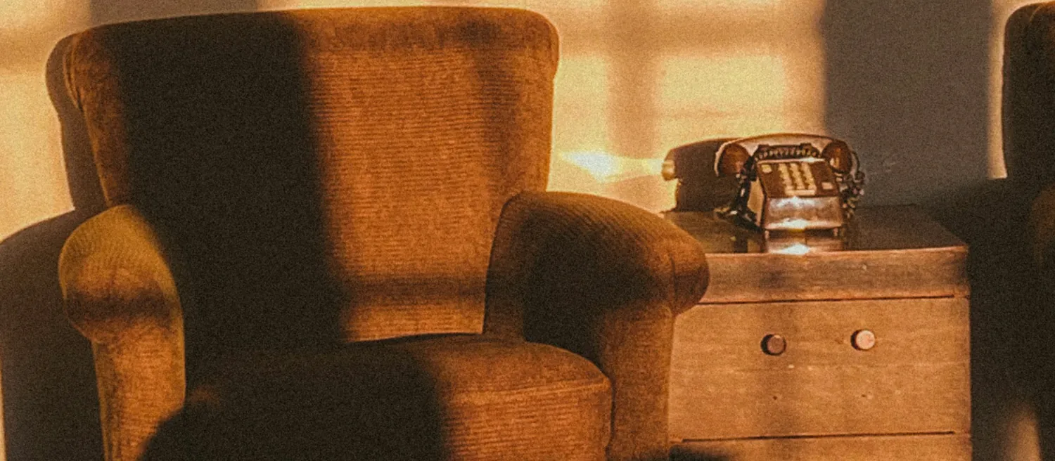 Fauteuil de cabinet dans une pièce chaleureuse éclairée par la fenêtre