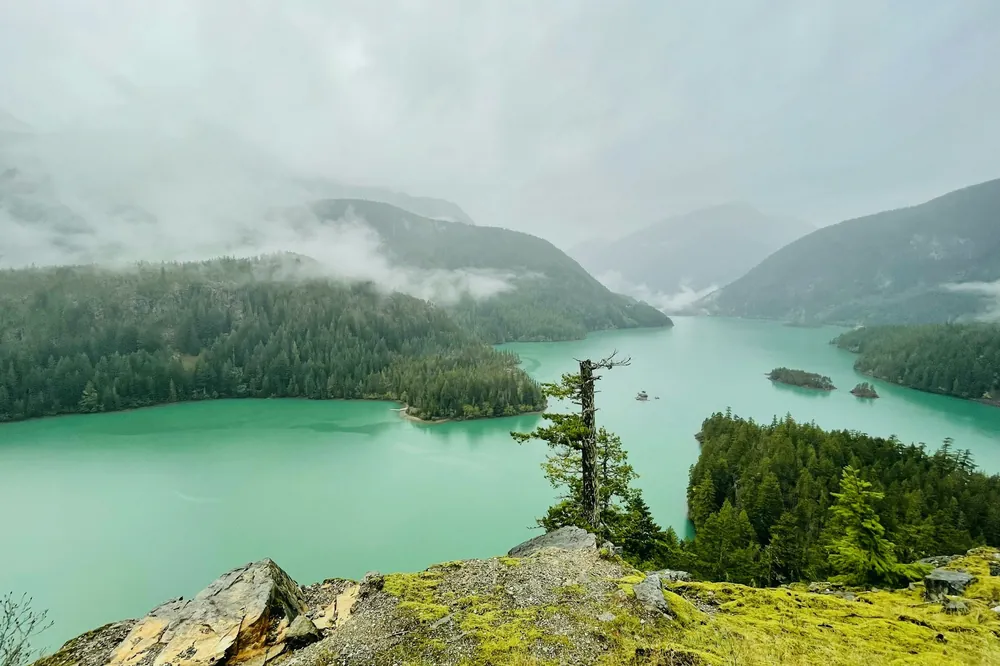 Lac turquoise dans la brume du matin