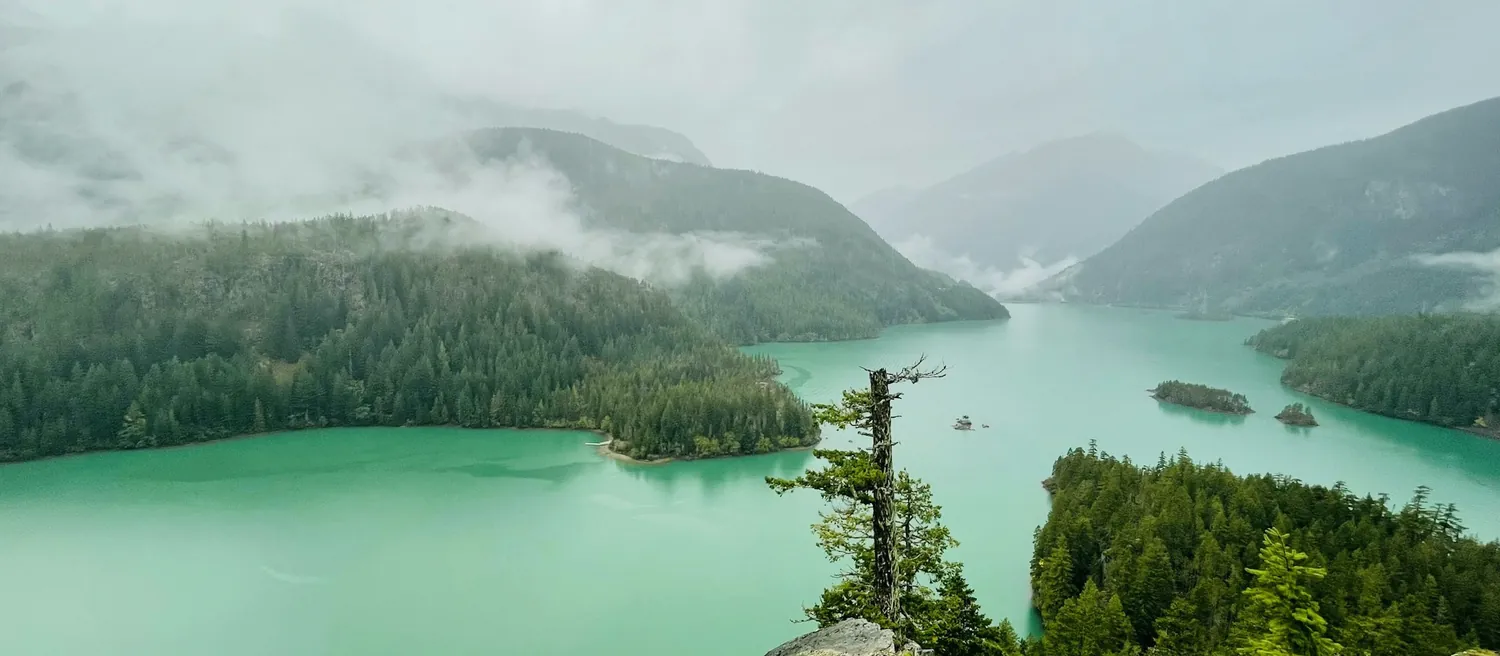 Lac turquoise dans la brume du matin