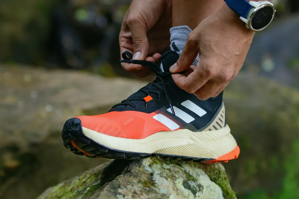 Lacet de chaussure noué sur un rocher