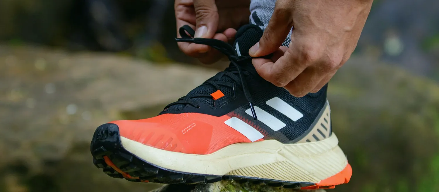 Lacet de chaussure noué sur un rocher