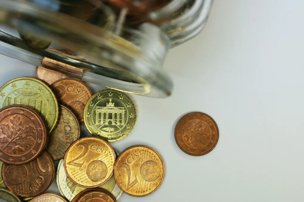 Pièces de monnaie renversées sur une table