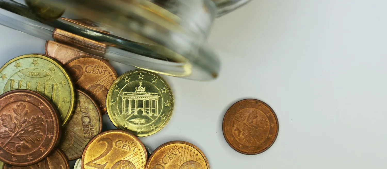 Pièces de monnaie renversées sur une table